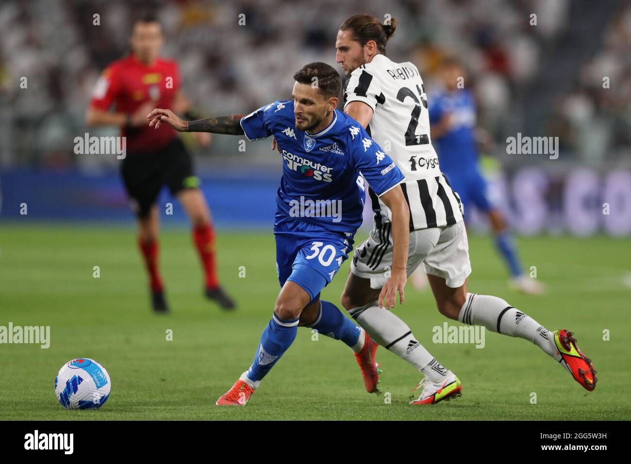 Torino, 28 agosto 2021. Petar Stojanovic di Empoli FC è perseguito da Adrien Rabiot di Juventus durante la serie A allo Stadio Allianz di Torino. Il credito d'immagine dovrebbe essere: Jonathan Moscrop / Sportimage Foto Stock