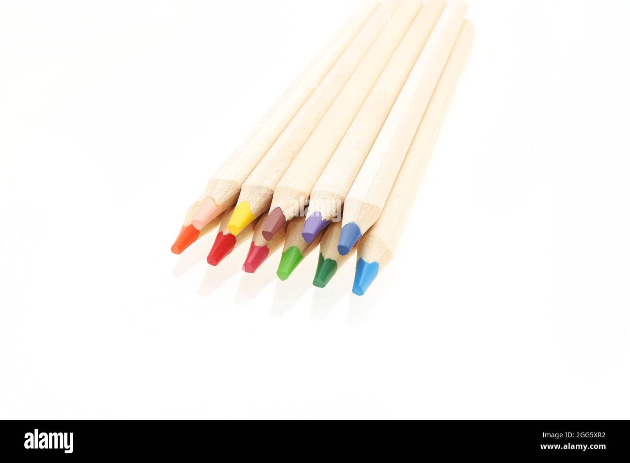 Matite colorate di legno isolate su bianco Foto Stock