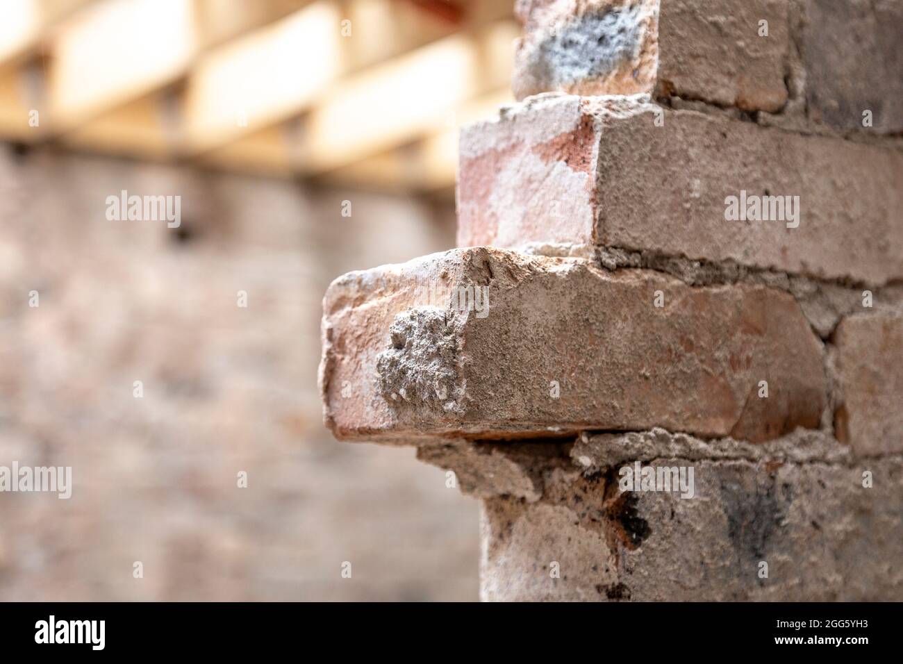 Parzialmente rimosso muro di mattoni in un rinnovo di una vecchia casa di mattoni Foto Stock