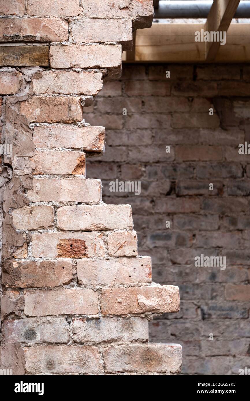 Parzialmente rimosso muro di mattoni in un rinnovo di una vecchia casa di mattoni Foto Stock