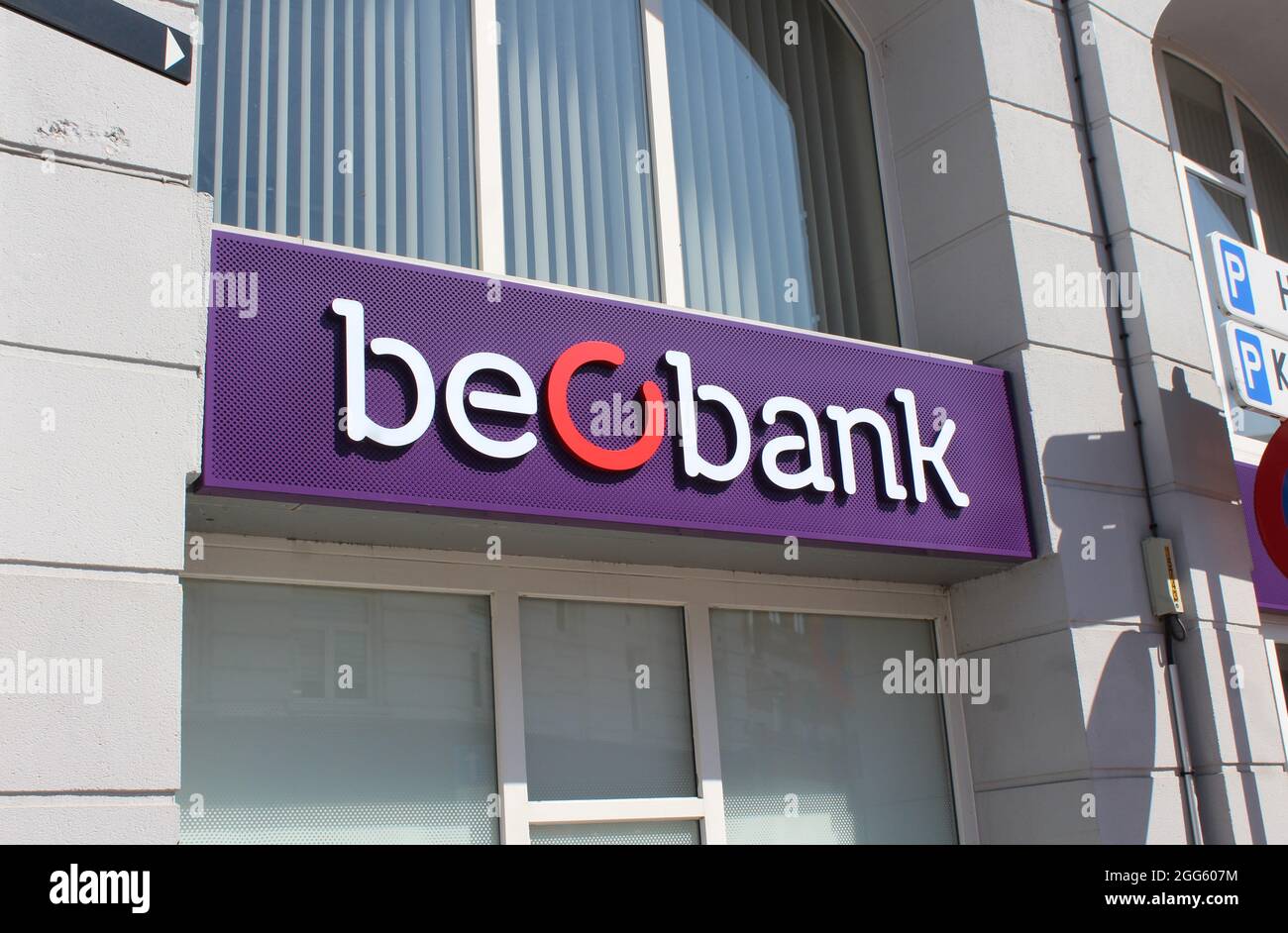 AALST, BELGIO, 25 AGOSTO 2021: Vista esterna di una filiale al dettaglio di 'beobank'. Beobank è una banca belga precedentemente nota come Citibank. Modifica illustrativa Foto Stock