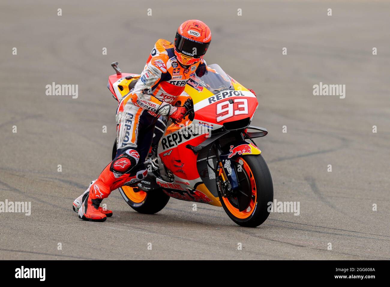 Marc Marquez del Repsol Honda Team si schianta durante il Monster Energy British Grand Prix MotoGP al circuito di Silverstone, Towcester, Inghilterra, il 29 agosto 2021. Foto di Ian Hopgood. Foto Stock