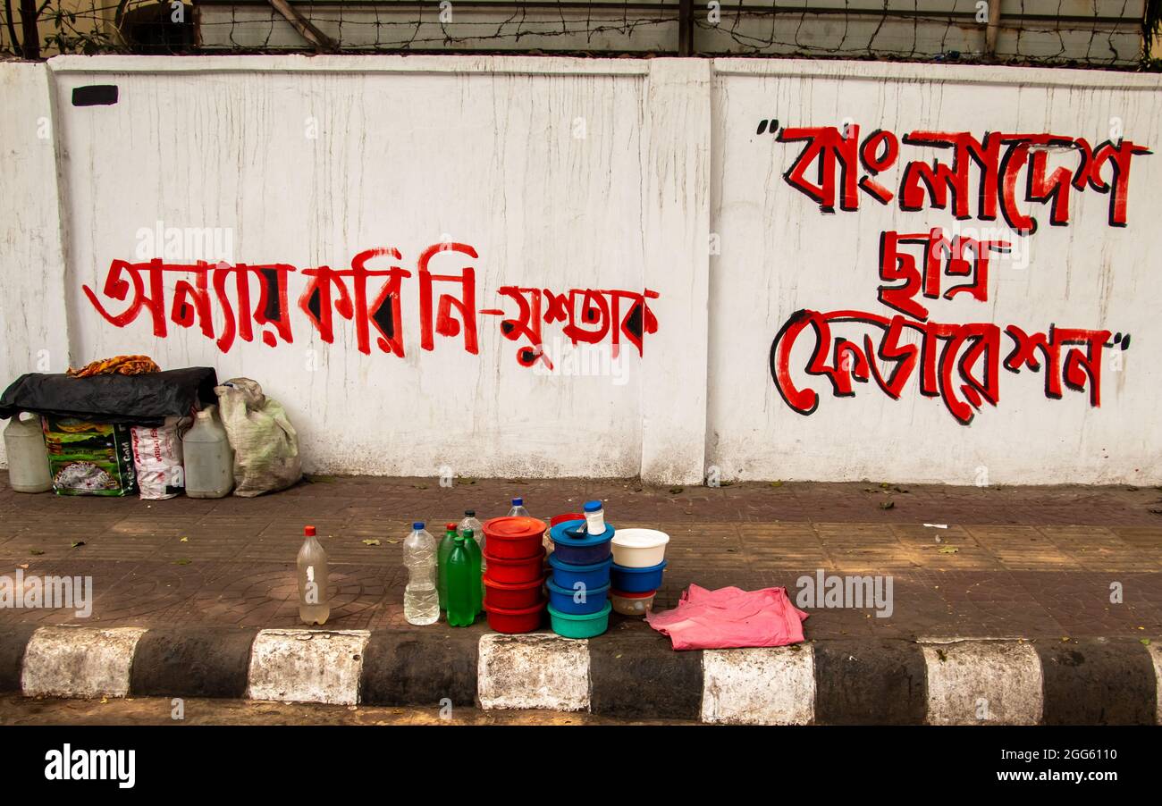 Scatola alimentare di plastica per il lavoro di giorno sulla strada. Questa immagine è stata catturata il 30 marzo 2021, da Dhaka, Bangladesh, Asia meridionale Foto Stock