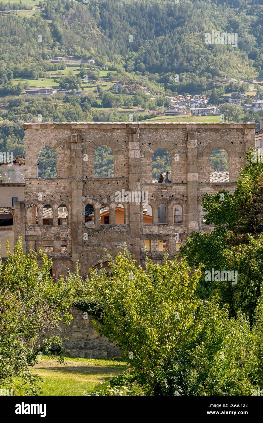 Vista verticale dell'antico teatro romano nel centro storico di Aosta Foto Stock