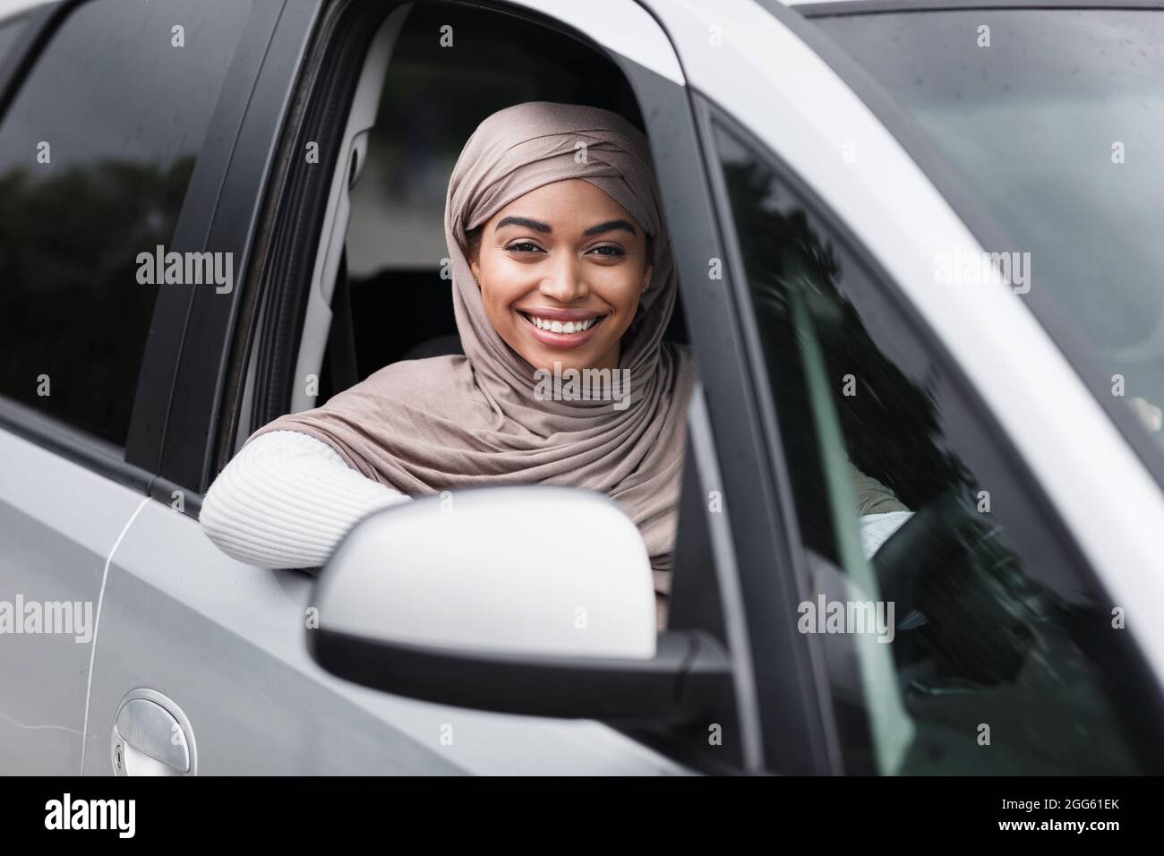 L'autista moderno ama viaggiare in città con mezzi di trasporto o viaggi personali, emozioni positive e buona strada Foto Stock
