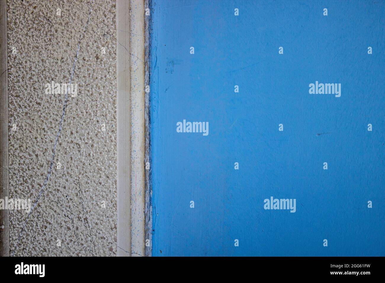 Parete blu con telaio in calcestruzzo bianco Foto Stock
