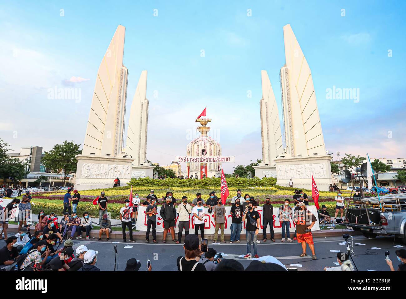 Bangkok, THAILANDIA - 18 agosto 2021: I manifestanti per la democrazia 'Thalufah' si riuniscono al Monumento alla democrazia per l'espressione simbolica politica. Foto Stock