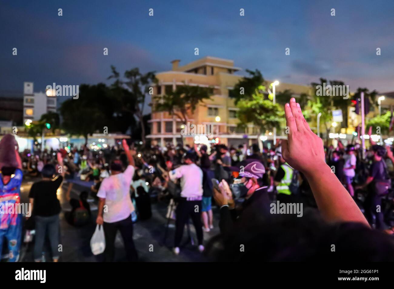 Bangkok, THAILANDIA - 18 agosto 2021: I manifestanti pro-democrazia 'Thalufah' un saluto a tre dita per mostrare gesti simbolici al Monumento alla democrazia. Foto Stock