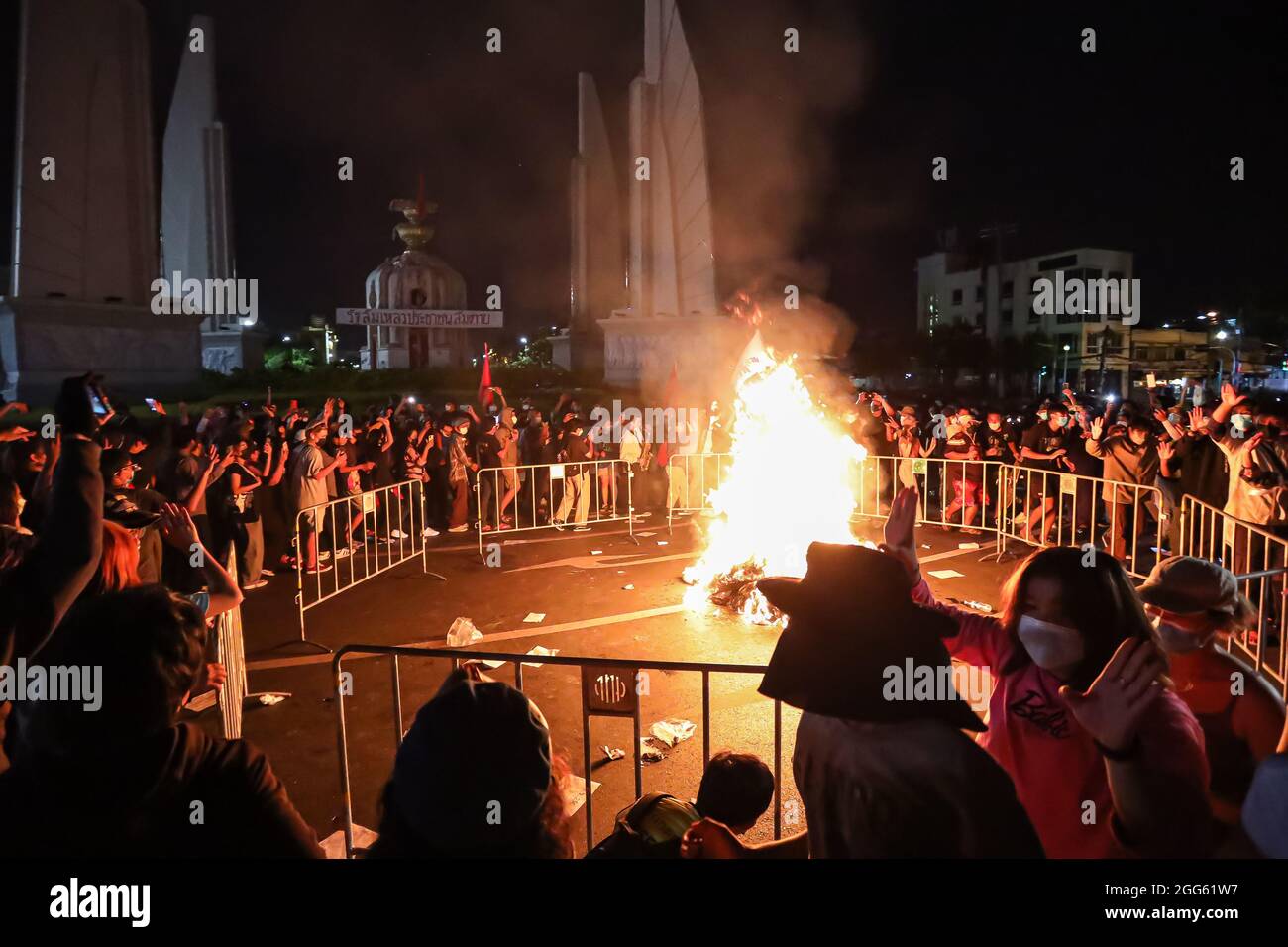 Bangkok, THAILANDIA - 18 agosto 2021: I manifestanti pro-democrazia 'Thalufah' bruciano il marionetto di paglia del governo per protestare il governo. Foto Stock