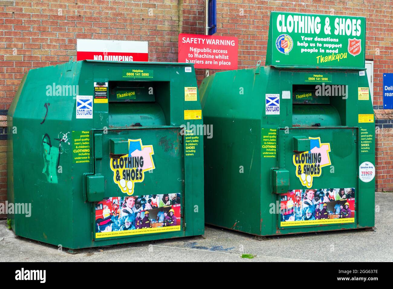 Due contenitori pubblici di abbigliamento e scarpe per donazioni a sostegno dell'esercito della salvezza, fuori da un supermercato, Ayrshire, Scozia, Regno Unito Foto Stock