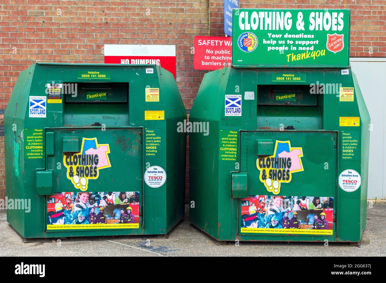 Due contenitori pubblici di abbigliamento e scarpe per donazioni a sostegno dell'esercito della salvezza, fuori da un supermercato, Ayrshire, Scozia, Regno Unito Foto Stock