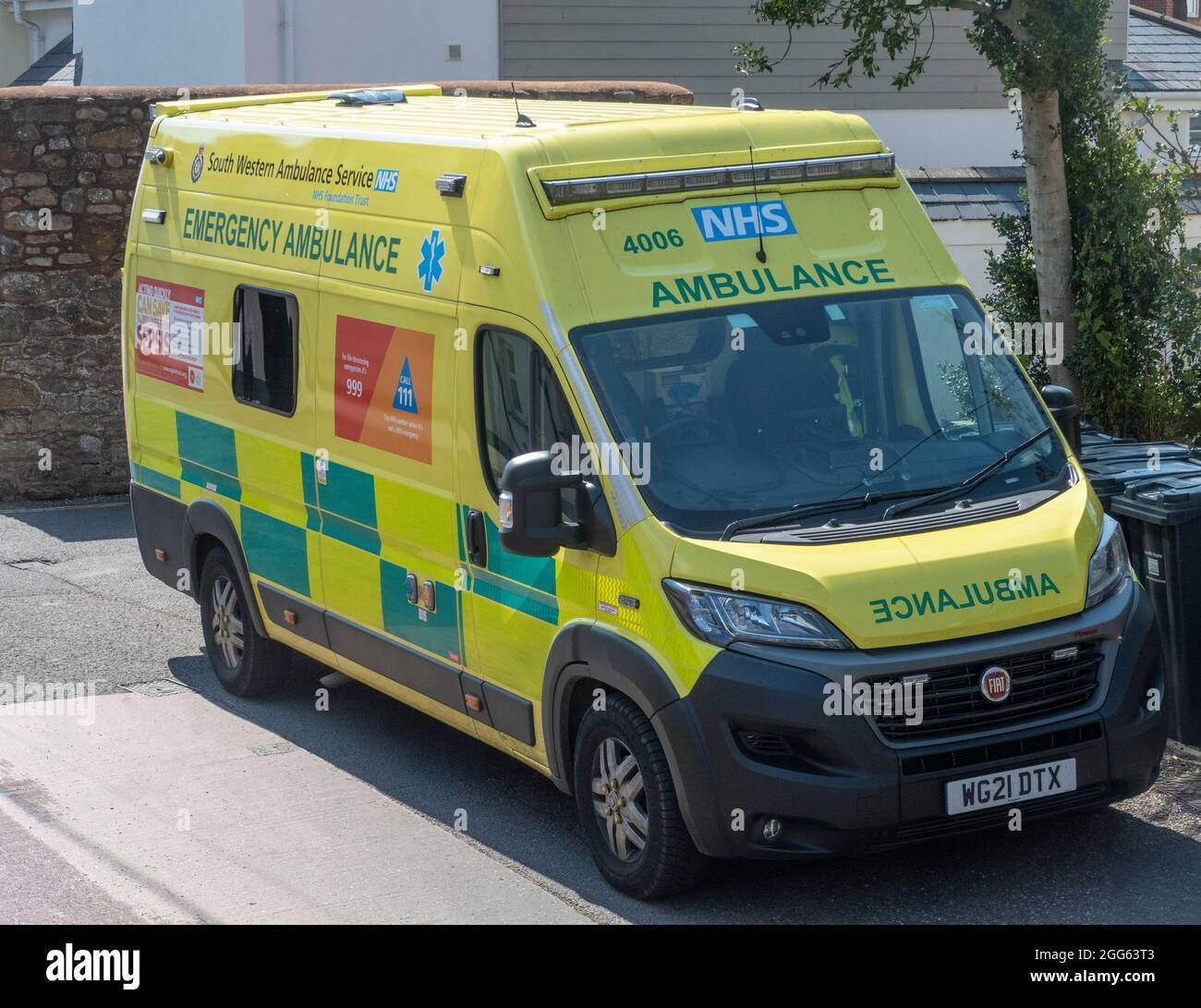 Servizio di ambulanza del Sud Ovest che partecipa ad un incidente a Sidmouth, Devon. Ambulanza di emergenza, Fiat Ducato. Foto Stock