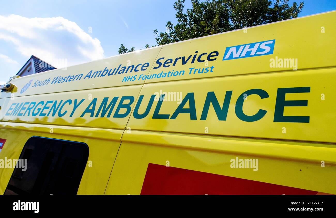 Logo su un veicolo South West Ambulance Service che partecipa a un incidente a Sidmouth, Devon. Ambulanza di emergenza, Fiat Ducato. Foto Stock