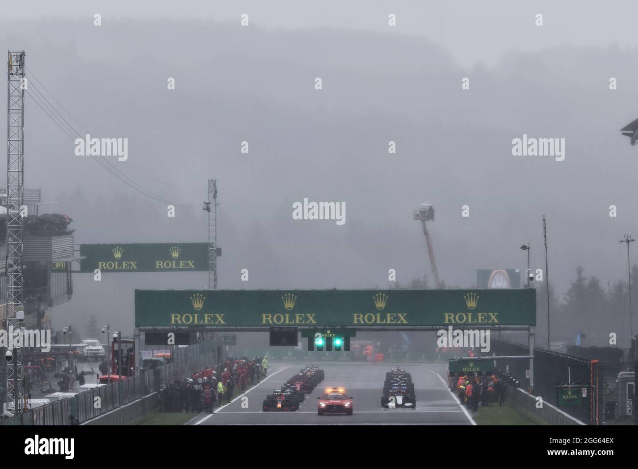 Spa Francorchamps, Belgio. 29 agosto 2021. Max Verstappen (NLD) Red Bull Racing RB16B e George Russell (GBR) Williams Racing FW43B dietro la Mercedes FIA Safety Car. 29.08.2021. Formula 1 World Championship, Rd 12, Gran Premio del Belgio, Spa Francorchamps, Belgio, Giorno di gara. Il credito fotografico dovrebbe essere: XPB/Press Association Images. Credit: XPB Images Ltd/Alamy Live News Foto Stock