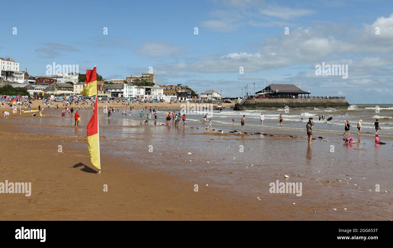 Broadstairs, Kent, Regno Unito. 29 agosto 2021. La folla si gode la spiaggia principale e il mare in una Domenica delle Feste di Banca. Credit: Grant Burton/Alamy Live News Foto Stock