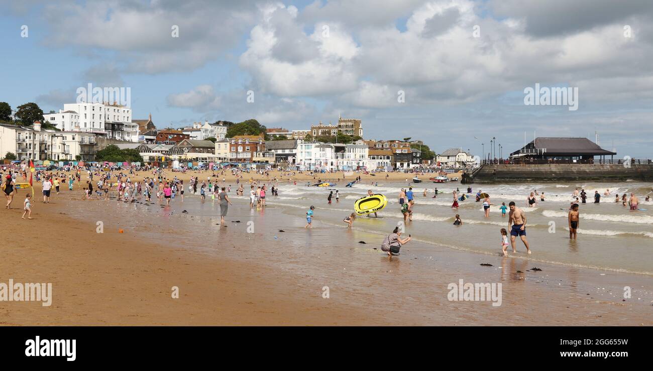 Broadstairs, Kent, Regno Unito. 29 agosto 2021. La folla si gode la spiaggia principale e il mare in una Domenica delle Feste di Banca. Credit: Grant Burton/Alamy Live News Foto Stock