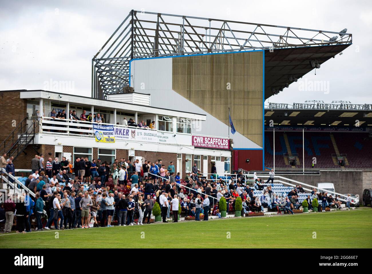 Burnley, Regno Unito. 29 agosto 2021. Vista generale dei tifosi del Leeds United al Burnley Cricket Club prima della partita. Premier League Match, Burnley contro Leeds Utd al Turf Moor di Burnley, Lancs domenica 29 agosto 2021. Questa immagine può essere utilizzata solo a scopo editoriale. Solo per uso editoriale, licenza richiesta per uso commerciale. Nessun uso in scommesse, giochi o un singolo club/campionato/player pubblicazioni. pic di Lewis Mitchell/Andrew Orchard sport fotografia/Alamy Live news credito: Andrew Orchard sport fotografia/Alamy Live News Foto Stock