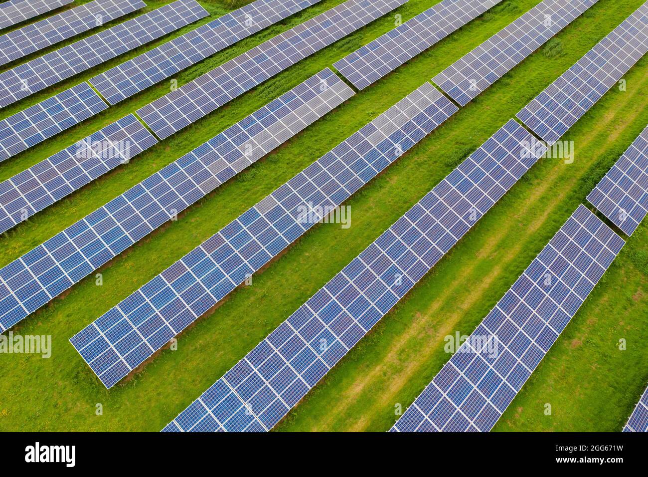 Vista aerea di file di pannelli solari che sfruttano energia pulita e rinnovabile dal sole Foto Stock