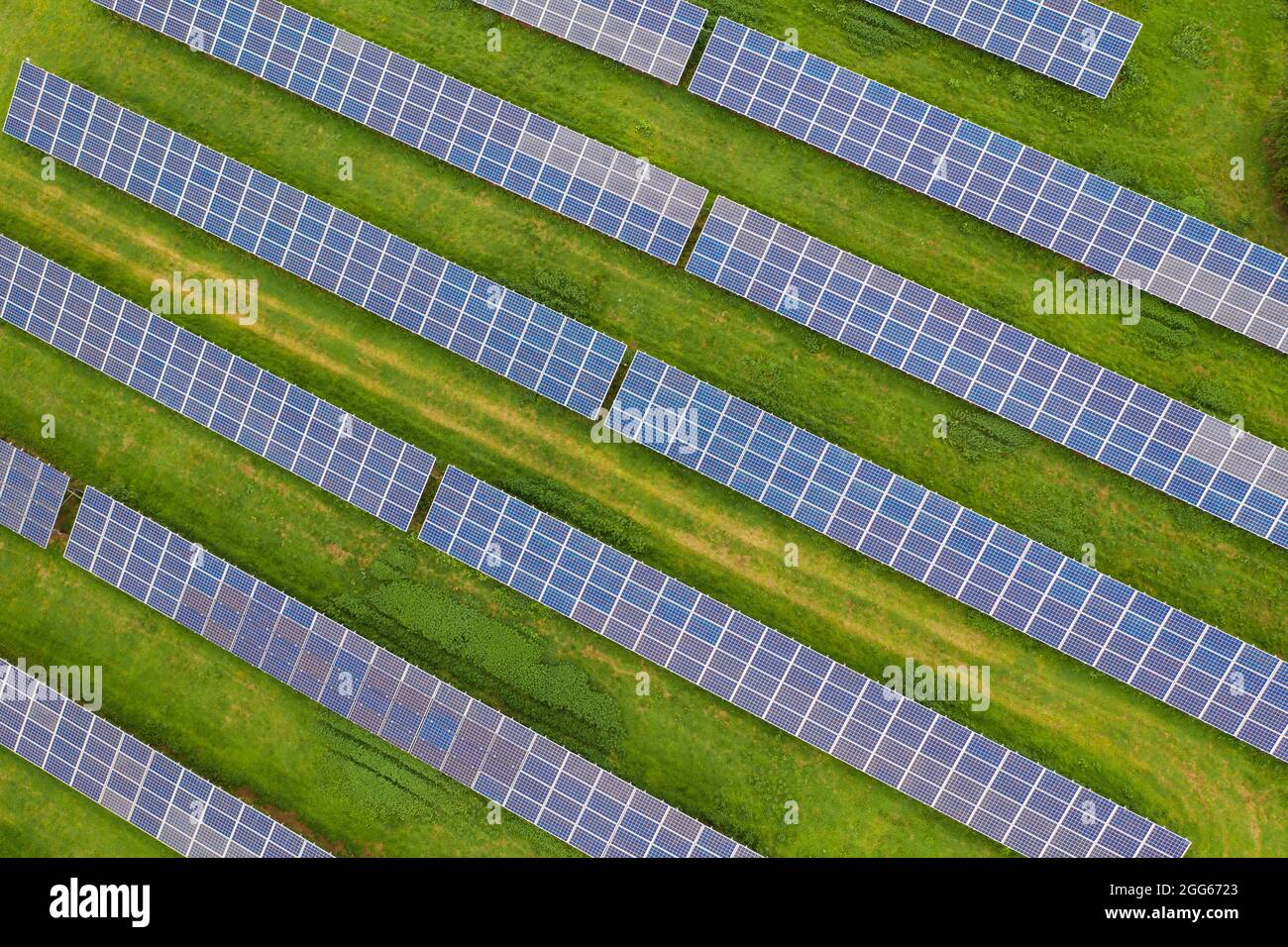 Vista aerea di file di pannelli solari che sfruttano energia pulita e rinnovabile dal sole Foto Stock