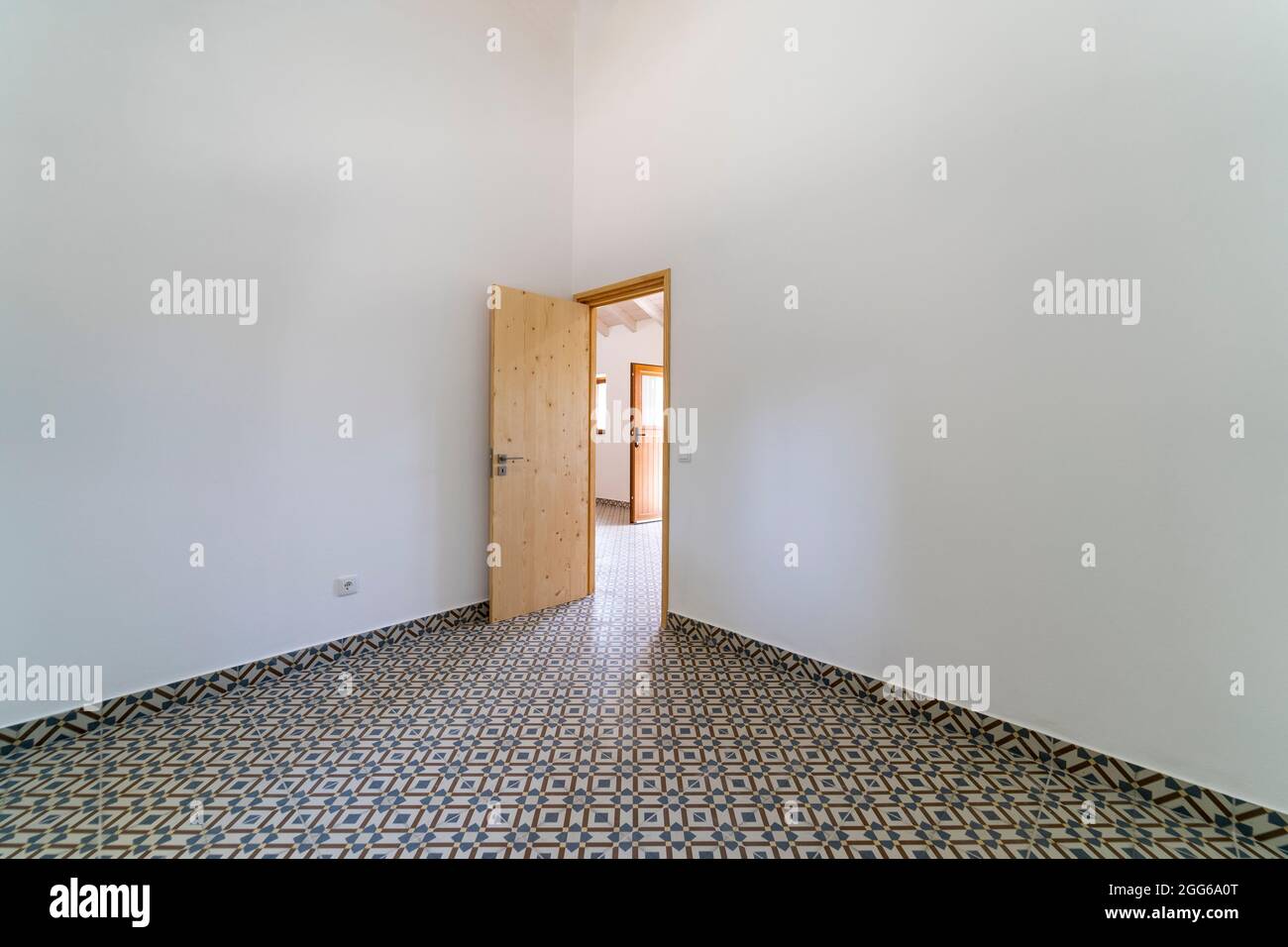 Locale vuoto con pavimento idraulico in ceramica. Casa interna, ampia camera da letto o soggiorno spazio. Recentemente dipinto nuovo appartamento o casa Foto Stock