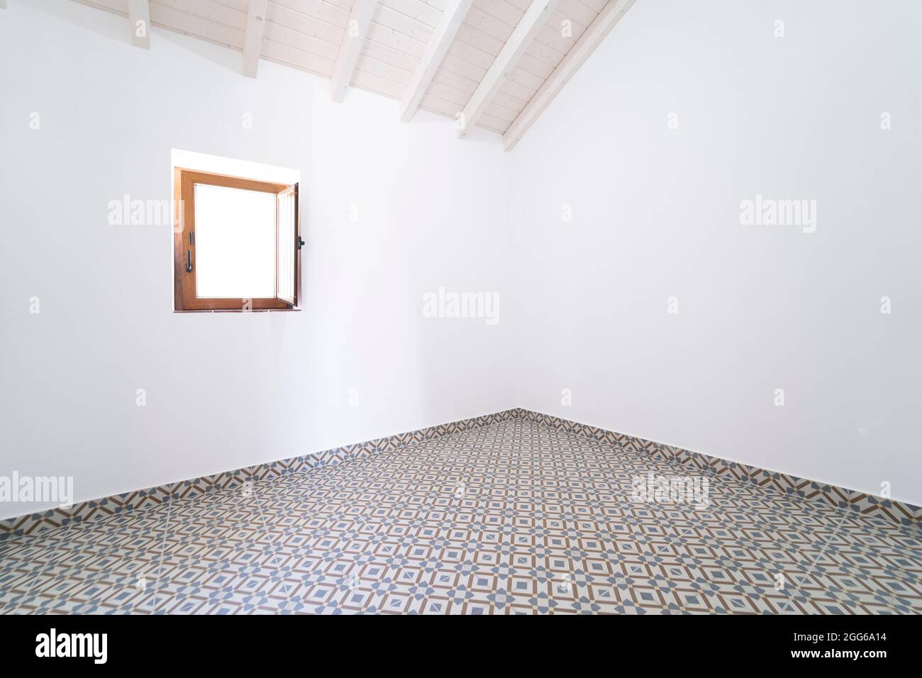 Locale vuoto con pavimento idraulico in ceramica. Casa interna, ampia camera da letto o soggiorno spazio. Recentemente dipinto nuovo appartamento o casa Foto Stock