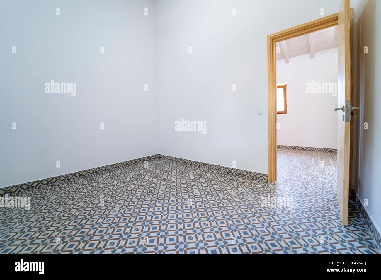 Locale vuoto con pavimento idraulico in ceramica. Casa interna, ampia camera da letto o soggiorno spazio. Recentemente dipinto nuovo appartamento o casa Foto Stock