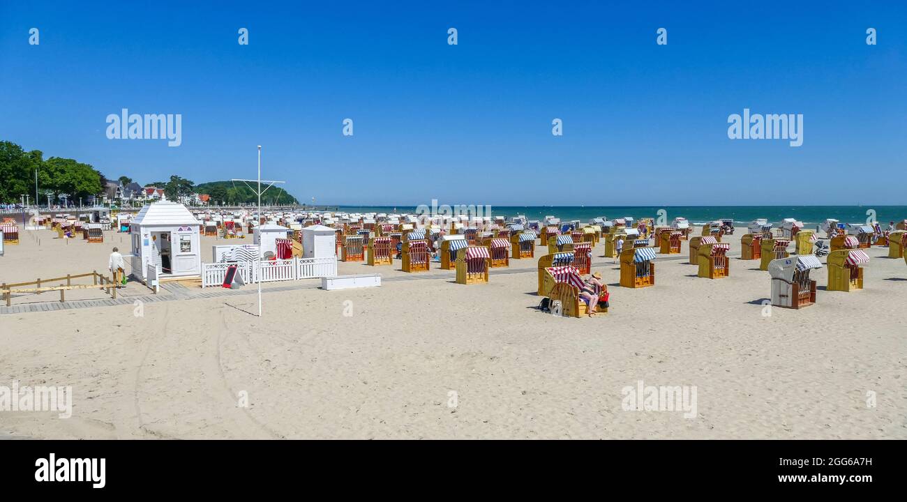 Paesaggio soleggiato intorno alla spiaggia di Travemuende nella Germania settentrionale Foto Stock