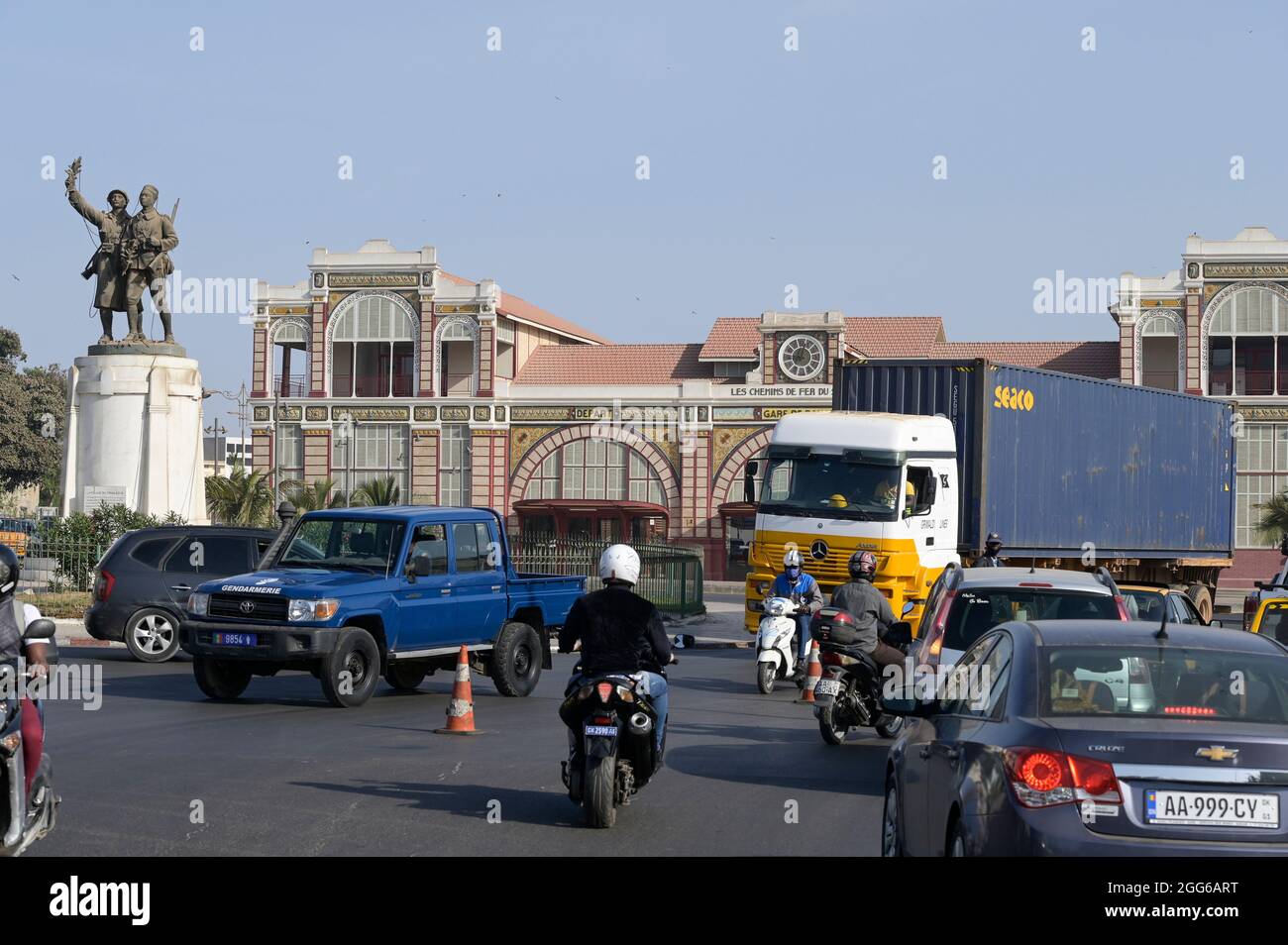Senegal, Dakar città, Askari memoriale alla stazione ferroviaria Les Chemins de Fer du Senegal, Askari è un termine per i soldati senegalesi nativi che servono nell'esercito coloniale francese, linea ferroviaria Dakar-Bamako Foto Stock