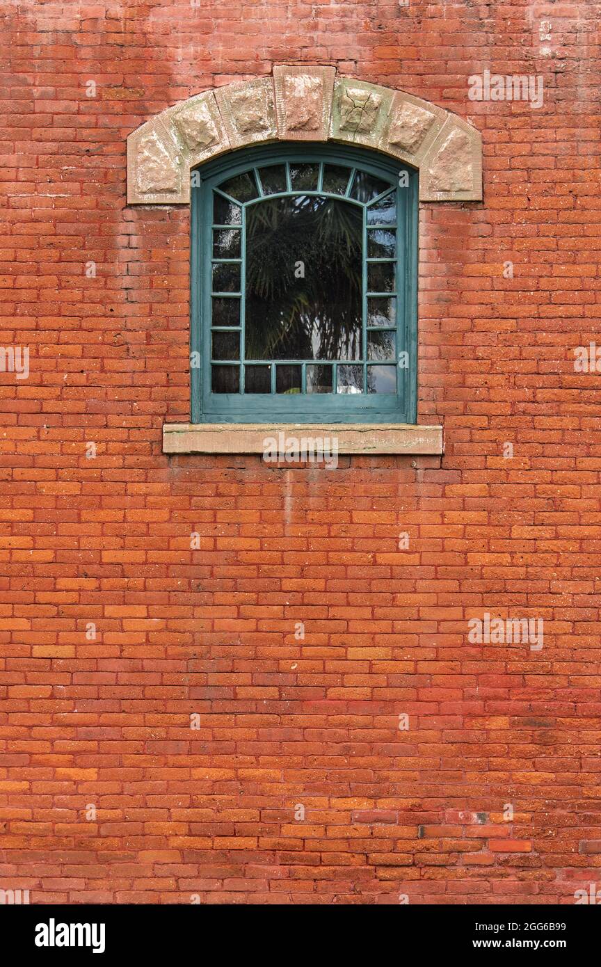 California Arts and Crafts-ispirato design finestra in alto in un muro di mattoni rossi. Foto Stock