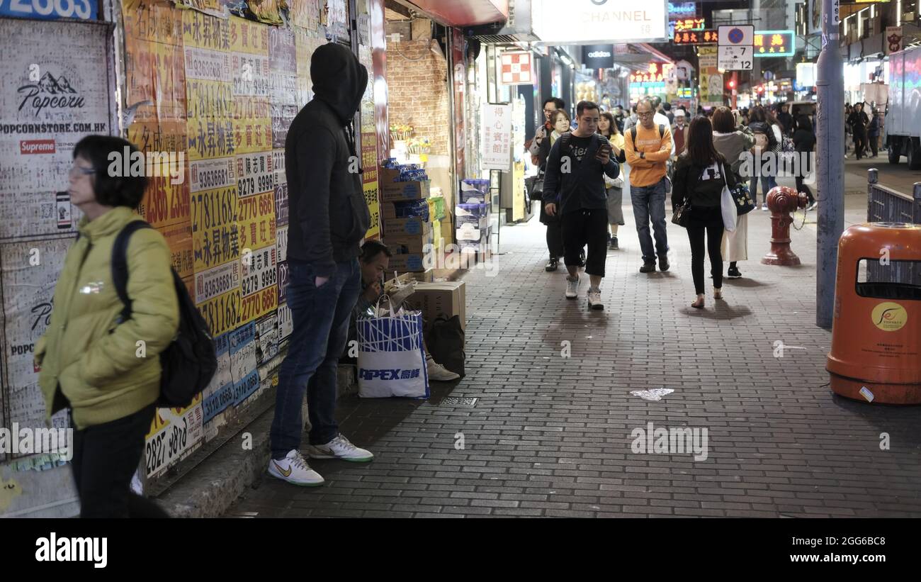 Rivenditore di droga in piedi su un angolo di strada nel mercato delle Signore Mongkok Kowloon Hong Kong Foto Stock