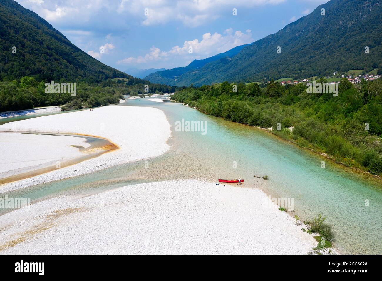 Vista aerea dei bagnanti e una canoa sul fiume Soca nei pressi di Tolmin, Slovenia Foto Stock