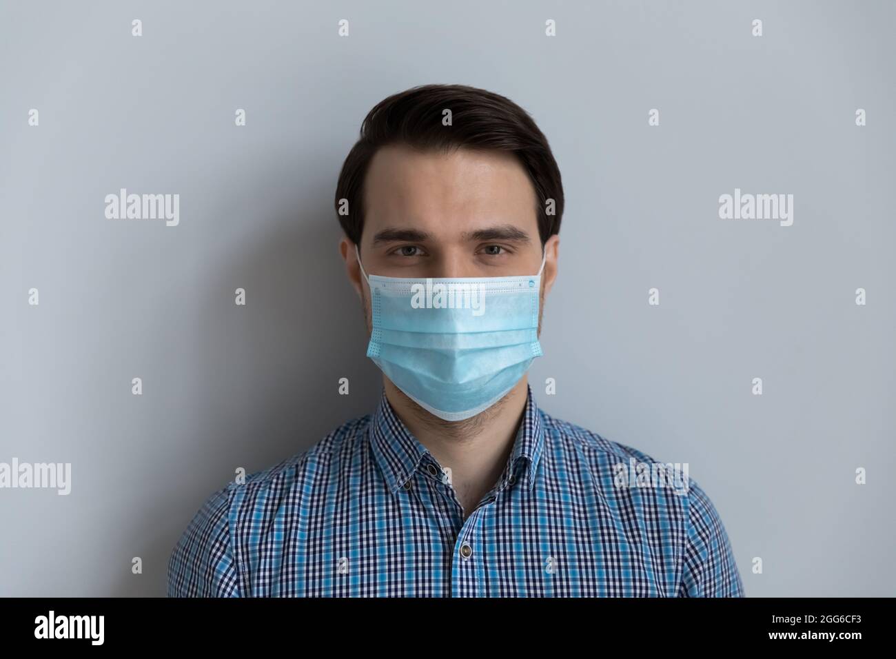 Uomo caucasico millenario che copre organi respiratori da virus influenzale Foto Stock