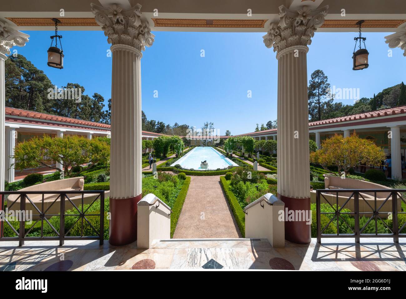 Pacific Palisades, CA / USA - 1 giugno 2018: Giardini formali del Peristilio esterno al museo Getty Villa offrono un luogo tranquillo per la scoperta. Foto Stock