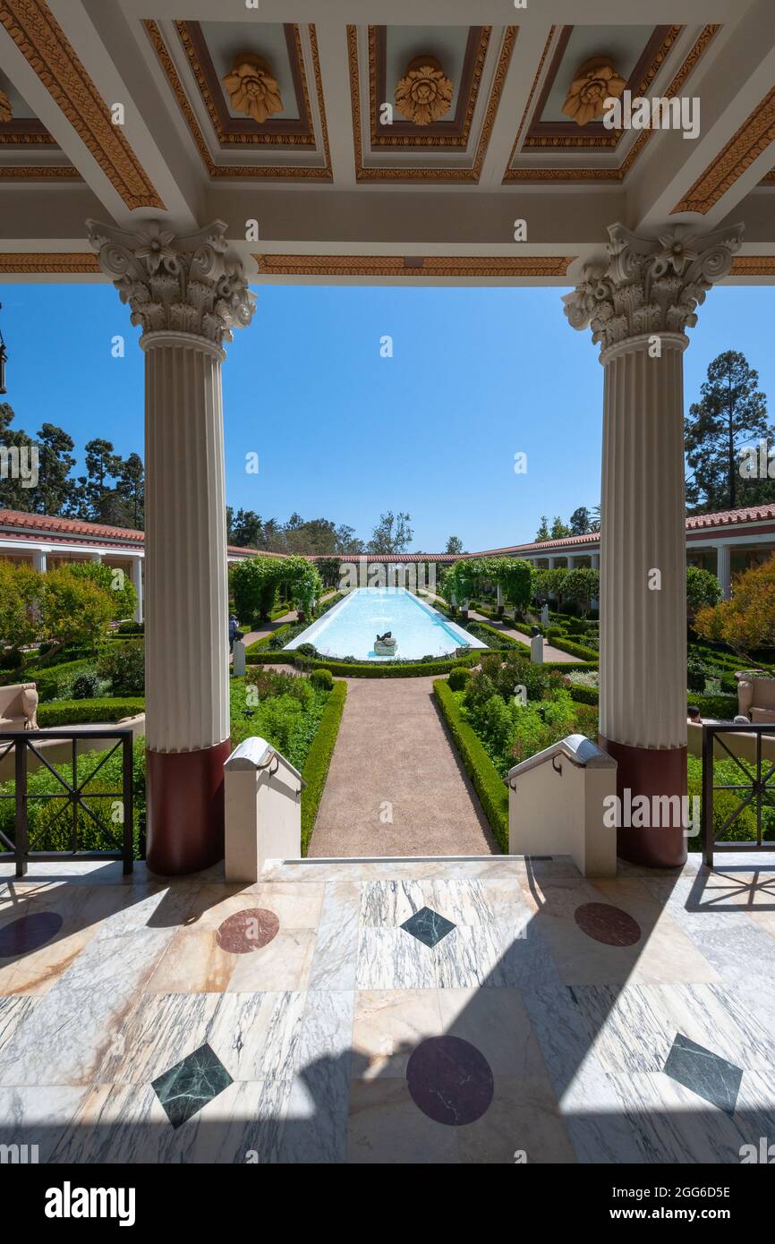 Pacific Palisades, CA / USA - 1 giugno 2018: Giardini formali del Peristilio esterno al museo Getty Villa offrono un luogo tranquillo per la conversazione e. Foto Stock
