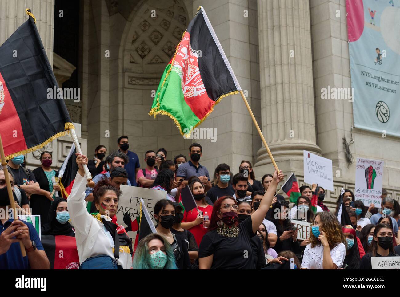 28 agosto 2021, Brooklyn, New York, USA: La comunità afghana-americana della Grande zona di New York si raduna di fronte alla Biblioteca pubblica di NY sulla 5th Avenue e 42nd Street e marciò verso l'ONU, lottando per l'evacuazione e il reinsediamento continuati degli afghani oltre il 31 agosto la scadenza del ritiro degli Stati Uniti dall'Afghanistan. La comunità sta anche esprimendo il loro rifiuto della regola talebana sull'Afghanistan..New York, NY 20210828 NEW (Credit Image: © Edna Leshowitz/ZUMA Press Wire) Foto Stock