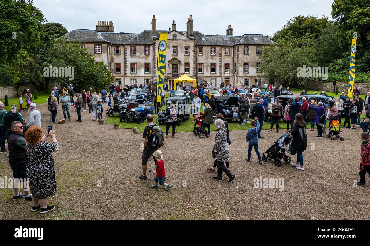 Newhailes, Musselburgh, East Lothian, Scozia, Regno Unito, 29 agosto 2021. Rally di auto di classe: Si svolge un evento all'aperto chiamato Carhailes, con auto d'epoca in mostra. Nella foto: Persone che guardano auto d'epoca nei giardini di Newhailes House Foto Stock
