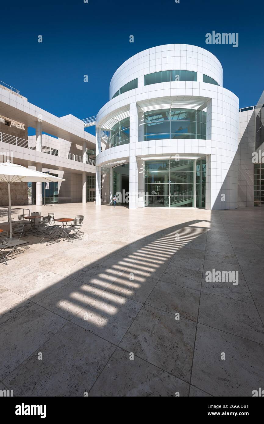 Los Angeles, CA / USA - 1 giugno 2018: La luce definisce l'esterno progettato dall'architetto Richard Meier e illumina vasti spazi interni. Foto Stock