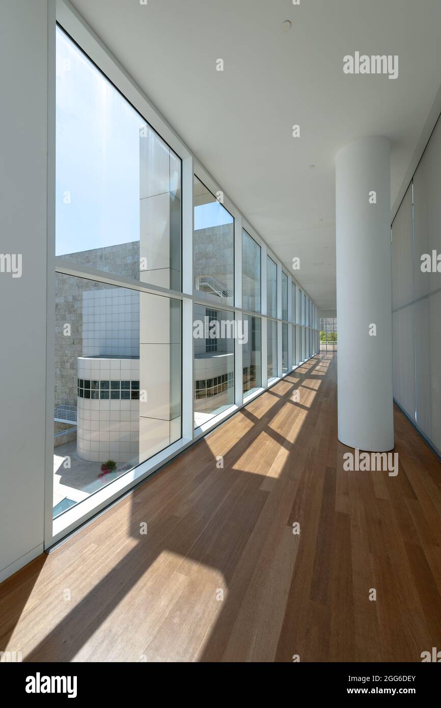 Los Angeles, CA / USA - 1 giugno 2018: La luce naturale definisce gli spazi interni in legno, bianco e vetro progettati dall'architetto Richard Meier. Foto Stock