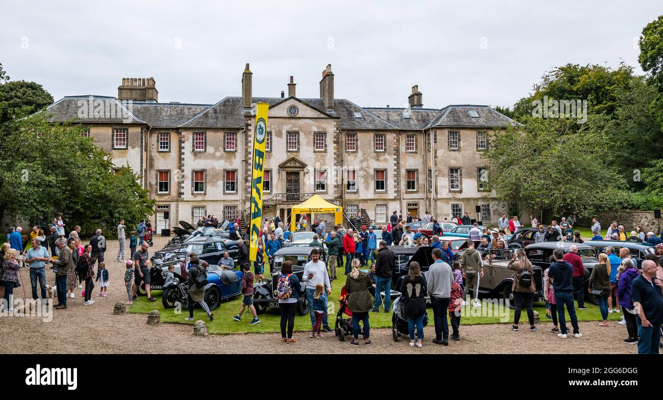 Newhailes, Musselburgh, East Lothian, Scozia, Regno Unito, 29 agosto 2021. Rally di auto di classe: Si svolge un evento all'aperto chiamato Carhailes, con auto d'epoca in mostra. Nella foto: Persone che guardano auto d'epoca nei giardini di Newhailes House Foto Stock