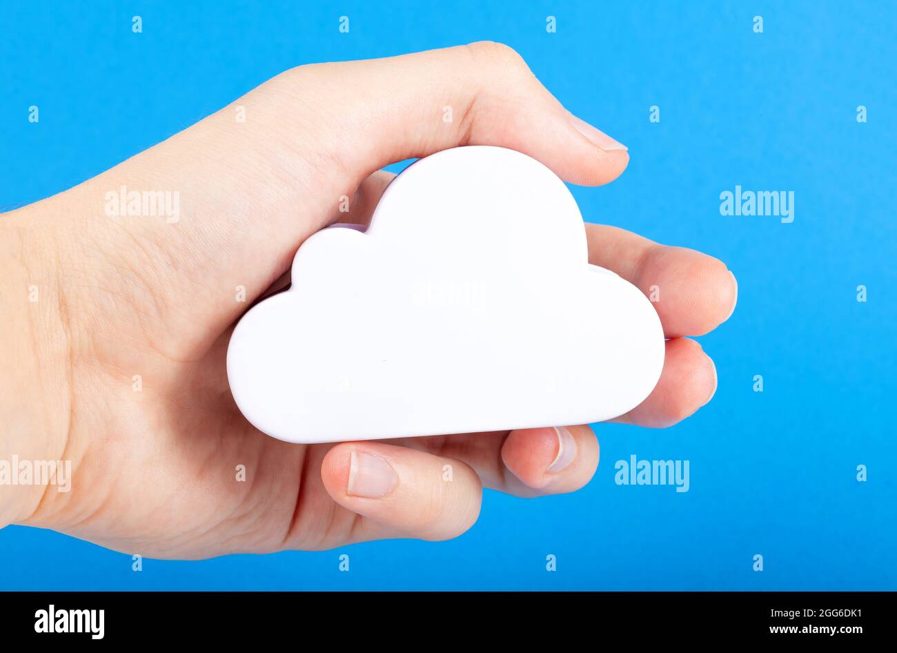 Con un semplice simbolo di cloud bianco, una metafora della tecnologia di cloud computing, l'archiviazione remota dei dati su cloud, la meteorologia e il concetto astratto del meteo. Cl Foto Stock