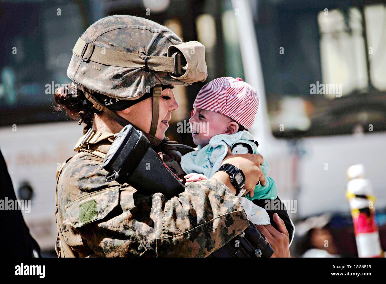 Kabul, Afghanistan. 28 agosto 2021. Una Marina degli Stati Uniti con la 24a unità di spedizione marittima calma un bambino in attesa di evacuazione presso l'aeroporto internazionale Hamid Karzai durante l'operazione Rifuge Allees 28 agosto 2021 a Kabul, Afghanistan. Credit: Planetpix/Alamy Live News Foto Stock