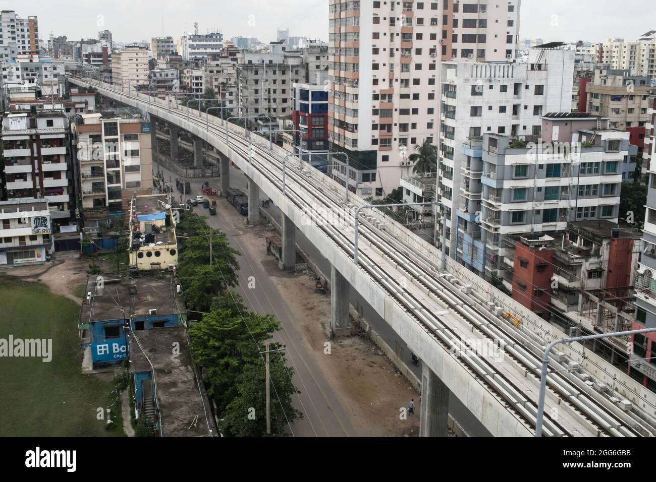 La prima linea ferroviaria metropolitana del Bangladesh nell'area di Dhaka, a Mirpur. L'operazione commerciale di iniziare entro la fine del 2022, dice il ministro dei Trasporti stradali Obaidul Quader. La prova del primo servizio di metropolitana del Bangladesh sul viadotto della capitale è iniziata. Le operazioni di processo formale sono iniziate verso le 11:54 di domenica dopo che il Ministro dei Trasporti stradali e dei ponti Obaidul Quader ha inaugurato l'evento sventolando una bandiera verde. Il ministro ha detto ai giornalisti che dopo un totale di 14 mesi di test di performance che include cinque mesi di prova, l'operazione commerciale di metropolitana ferrovia a Dhaka Foto Stock