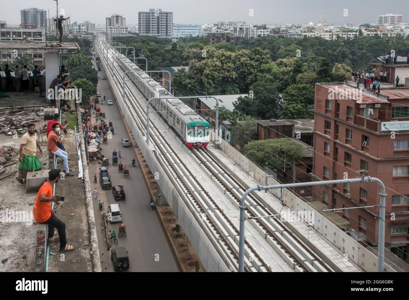 Il primo treno metropolitano del Bangladesh visto durante il suo primo processo formale nella zona di Dhaka Mirpur . L'operazione commerciale di iniziare entro la fine del 2022, dice il ministro dei Trasporti stradali Obaidul Quader. La prova del primo servizio di metropolitana del Bangladesh sul viadotto della capitale è iniziata. Le operazioni di processo formale sono iniziate verso le 11:54 di domenica dopo che il Ministro dei Trasporti stradali e dei ponti Obaidul Quader ha inaugurato l'evento sventolando una bandiera verde. Il ministro ha detto ai giornalisti che dopo un totale di 14 mesi di test di performance che include cinque mesi di prova, il commerci Foto Stock