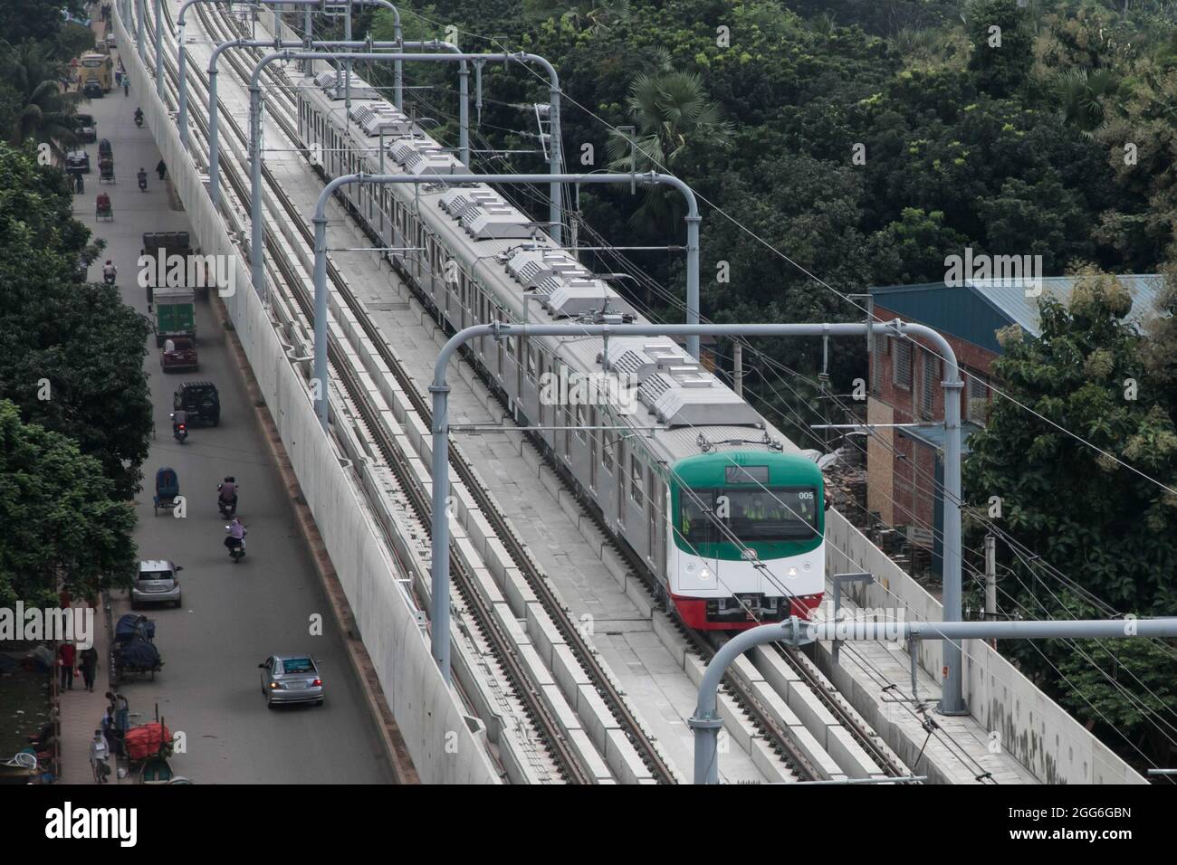 Il primo treno metropolitano del Bangladesh in assoluto in prova di prestazioni nella zona Mirpur di Dhaka. L'operazione commerciale di iniziare entro la fine del 2022, dice il ministro dei Trasporti stradali Obaidul Quader. La prova del primo servizio di metropolitana del Bangladesh sul viadotto della capitale è iniziata. Le operazioni di processo formale sono iniziate verso le 11:54 di domenica dopo che il Ministro dei Trasporti stradali e dei ponti Obaidul Quader ha inaugurato l'evento sventolando una bandiera verde. Il ministro ha detto ai giornalisti che dopo un totale di 14 mesi di test di performance che include cinque mesi di prova, l'operazione commerciale Foto Stock