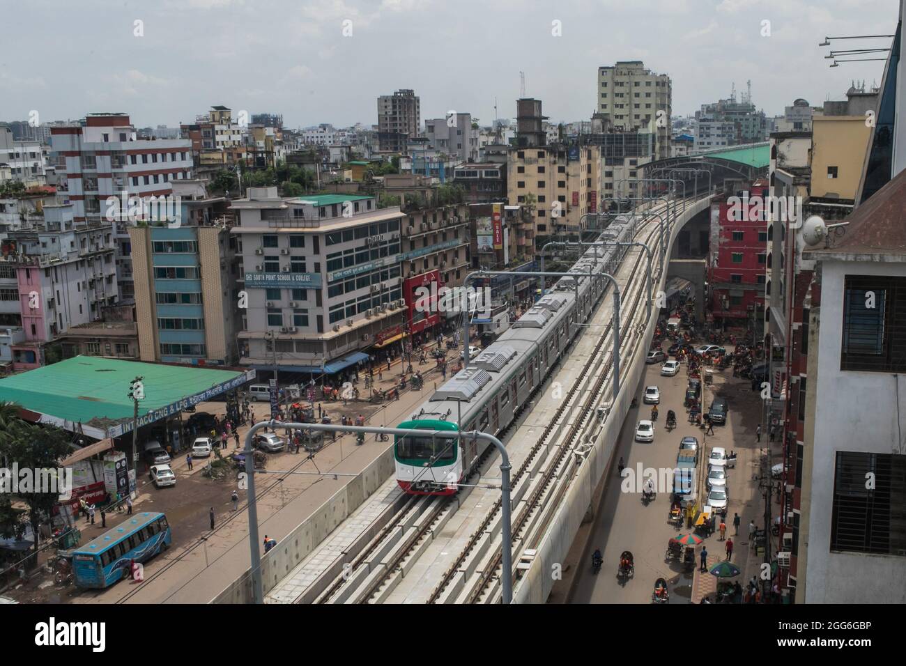 Il primo treno metropolitano del Bangladesh visto durante il suo primo processo formale nella zona di Dhaka Mirpur . L'operazione commerciale di iniziare entro la fine del 2022, dice il ministro dei Trasporti stradali Obaidul Quader. La prova del primo servizio di metropolitana del Bangladesh sul viadotto della capitale è iniziata. Le operazioni di processo formale sono iniziate verso le 11:54 di domenica dopo che il Ministro dei Trasporti stradali e dei ponti Obaidul Quader ha inaugurato l'evento sventolando una bandiera verde. Il ministro ha detto ai giornalisti che dopo un totale di 14 mesi di test di performance che include cinque mesi di prova, il commerci Foto Stock
