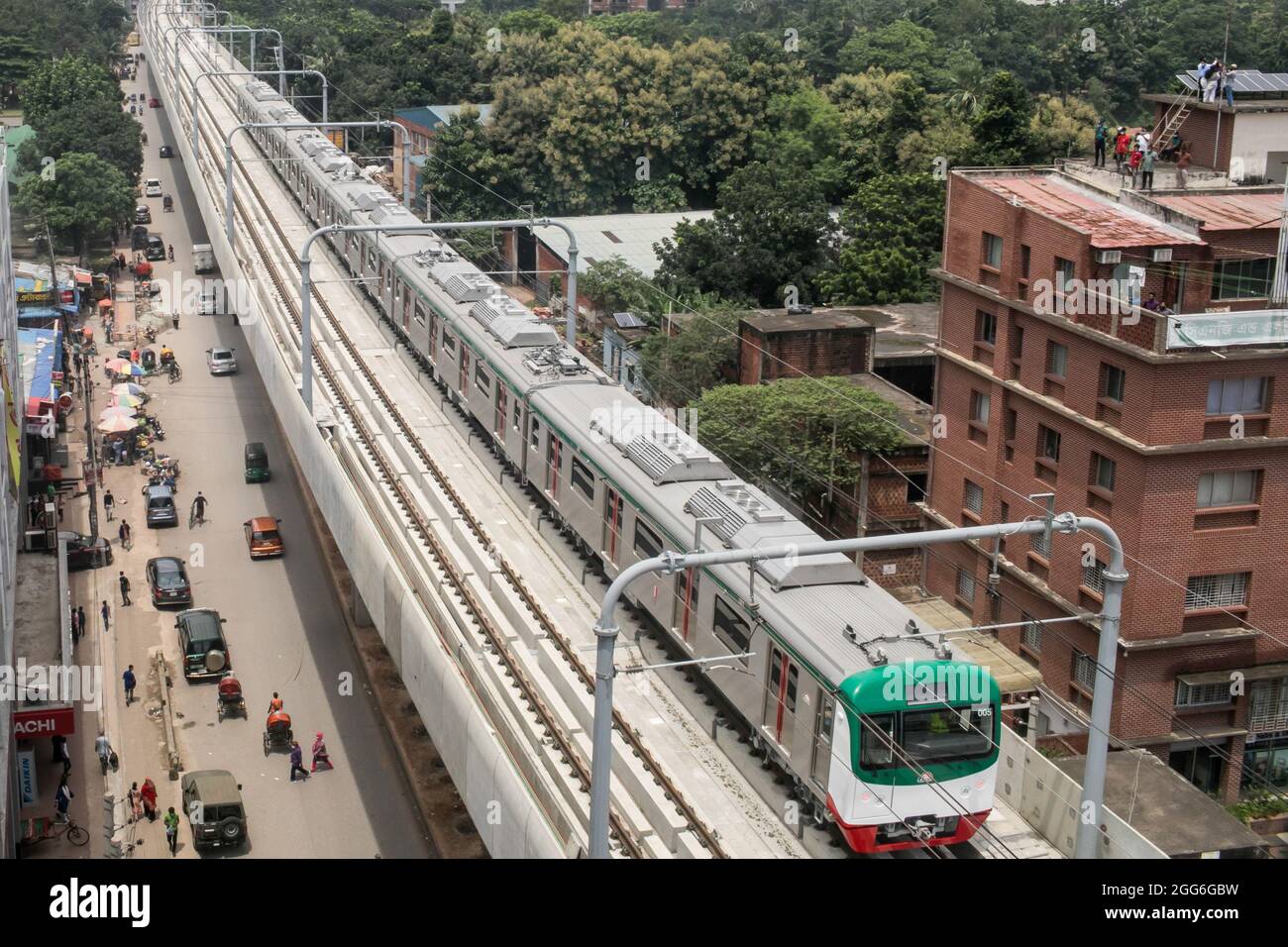 Il primo treno metropolitano del Bangladesh visto durante il suo primo processo formale nella zona di Dhaka Mirpur . L'operazione commerciale di iniziare entro la fine del 2022, dice il ministro dei Trasporti stradali Obaidul Quader. La prova del primo servizio di metropolitana del Bangladesh sul viadotto della capitale è iniziata. Le operazioni di processo formale sono iniziate verso le 11:54 di domenica dopo che il Ministro dei Trasporti stradali e dei ponti Obaidul Quader ha inaugurato l'evento sventolando una bandiera verde. Il ministro ha detto ai giornalisti che dopo un totale di 14 mesi di test di performance che include cinque mesi di prova, il commerci Foto Stock