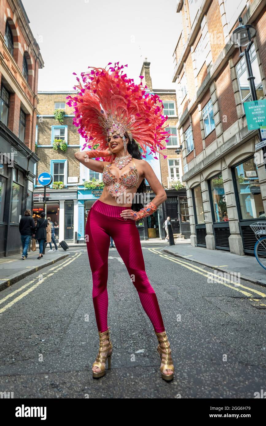 Londra, Regno Unito. 29 agosto 2021. Una ballerina samba in costume colorato prende parte a un flashmob intorno al West End organizzato dal marchio di moda RioPump GymWear. Il fine settimana delle Feste della Banca di Agosto normalmente vedrebbe decine di migliaia di persone che guardano eventi al Carnevale di Notting Hill, tra cui ballerini samba, ma, per il secondo anno consecutivo, il carnevale è stato annullato a causa di preoccupazioni di Covid-19. Credit: Stephen Chung / Alamy Live News Foto Stock