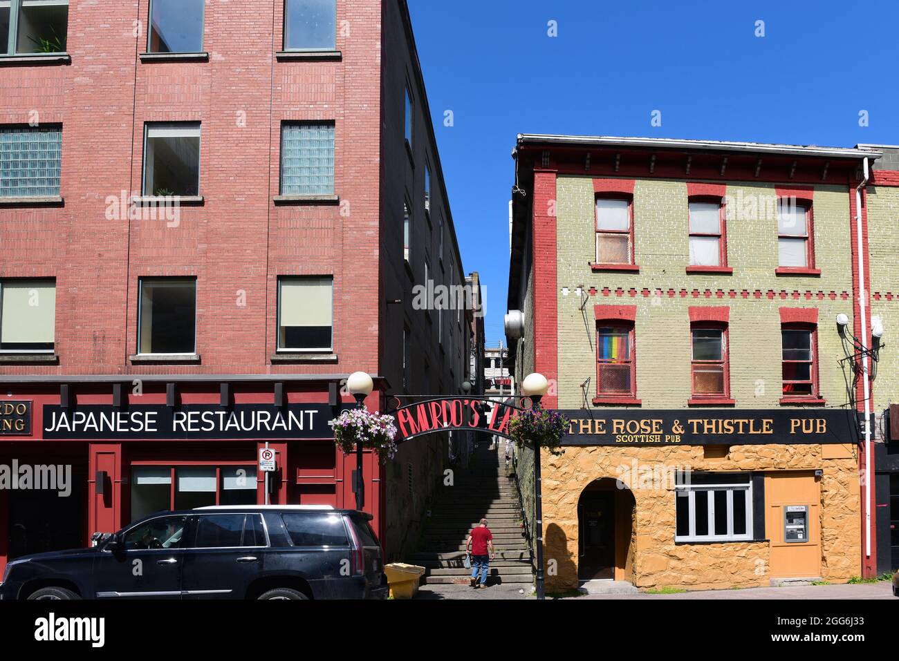 St. John's, Terranova, Canada - 11 agosto 2018: McMurdo's Lane una corsia pedonale che collega le vie Water e Duckworth con ristoranti e bar Foto Stock