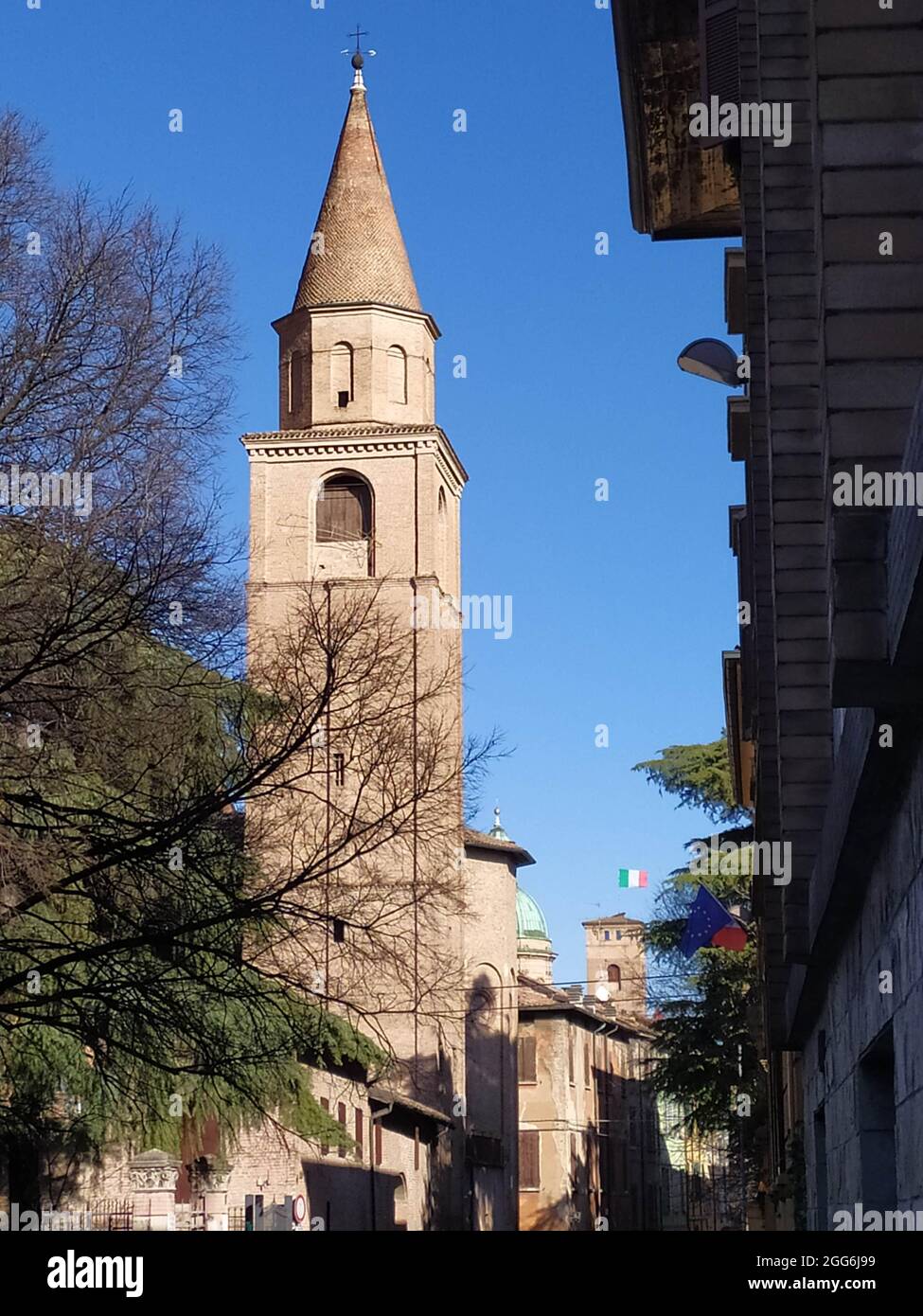 Vista sulla strada della torre della chiesa di Sant'Agostino, Reggio Emilia, Italia Foto Stock