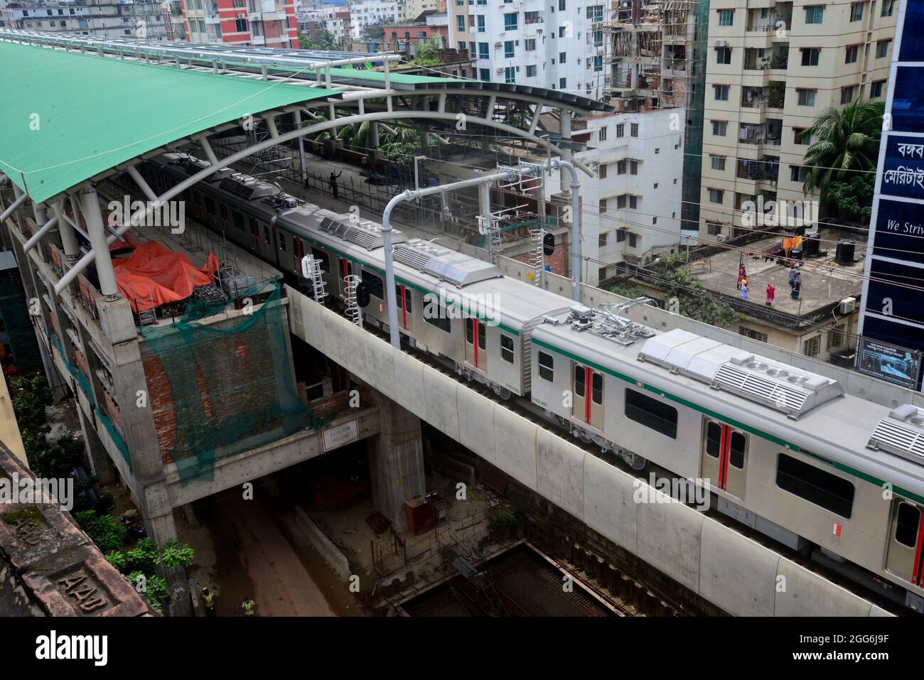 Il primo treno metropolitano del Bangladesh durante il suo primo processo formale sul viadotto nella capitale è iniziato a Dhaka, Bangladesh, il 29 agosto 2021. Anche se la metropolitana avrà una velocità massima di 110 km/h, per il momento il treno funzionerà a una velocità di cinque km/h come parte del test di performance. Quindi la velocità aumenta gradualmente. Infine, il treno correrà ad una velocità di 25 km. Foto Stock